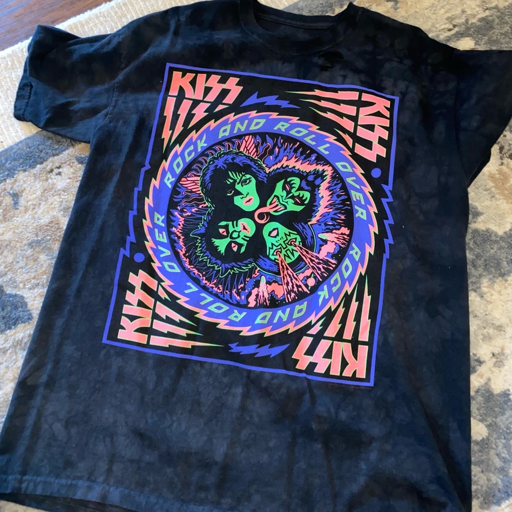 Distressed KISS graphic tee